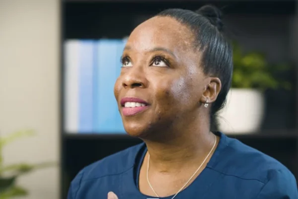 Mulher negra de perfil, olhando para cima - Metrópoles