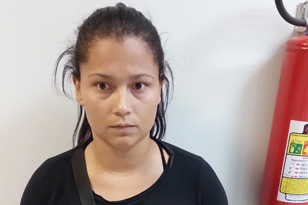 Imagem colorida mostra Lorrane Santos da Rocha conhecida como Princesinha do Pó - Metrópoles