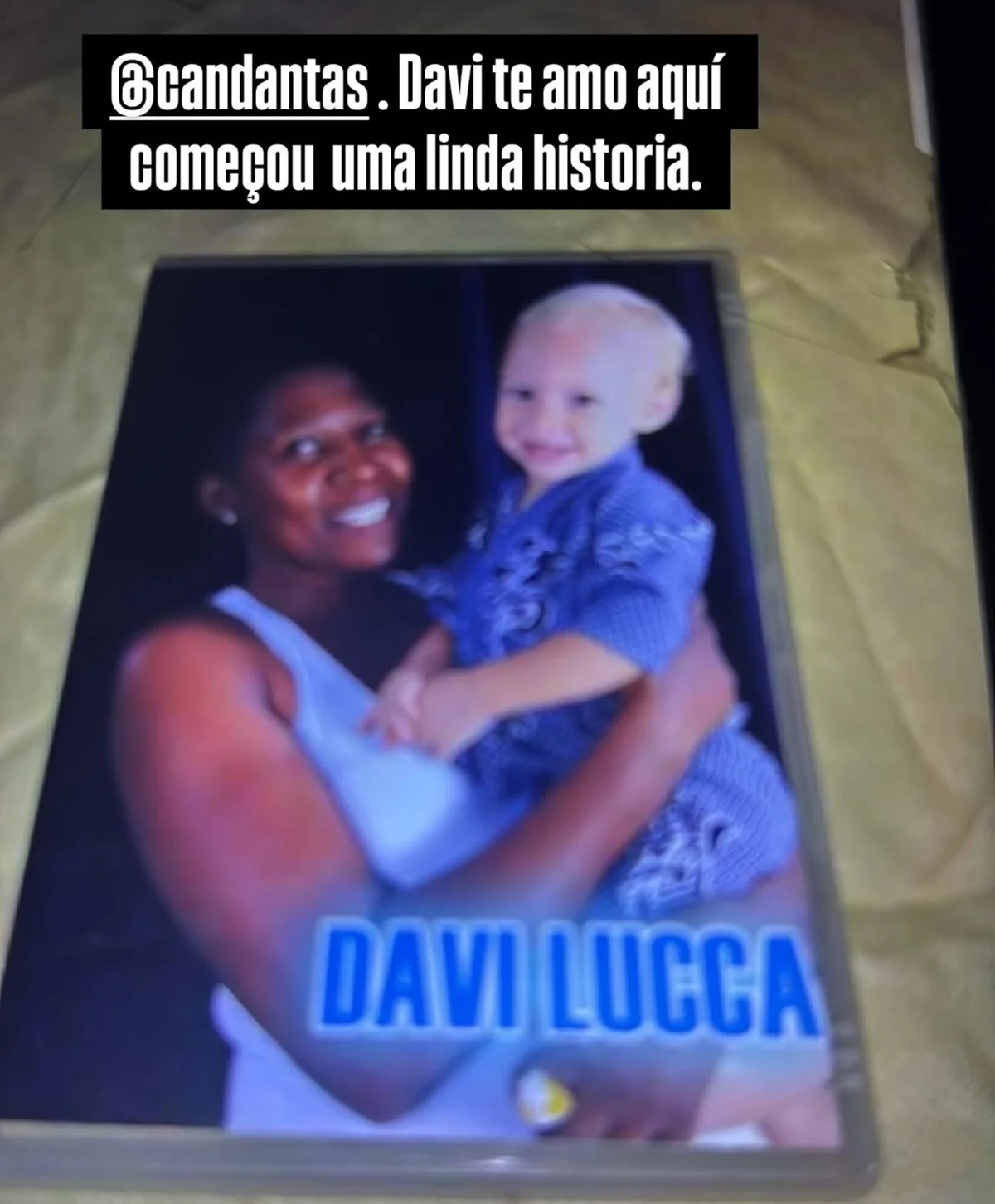 Rosania Nunes posa com Davi Lucca ainda bebê no colo Rosania Nunes posa com Davi Lucca ainda bebê no colo