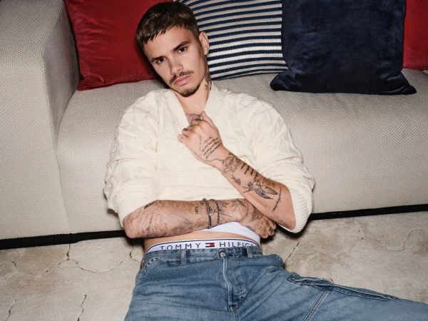 romeo beckham estrela campanha tommy hilfiger - metrópoles