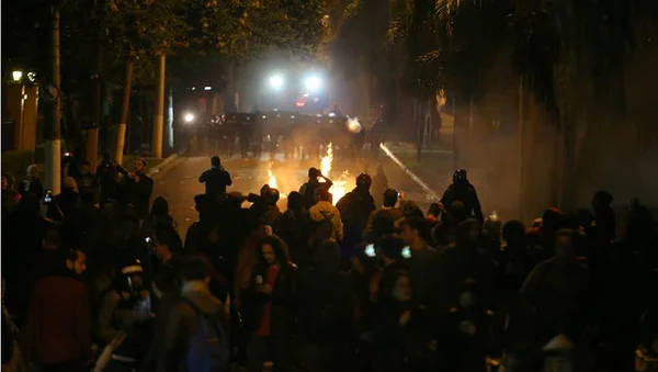Protesto em frente à casa de Temer em SP tem confronto