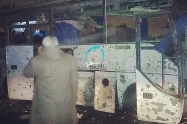 Explosão mata turistas em ônibus perto de pirâmides no Egito