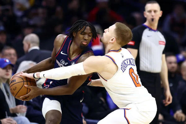 Tyrese Maxey #0 do Philadelphia 76ers é marcado por Donte DiVincenzo #0 do New York Knicks