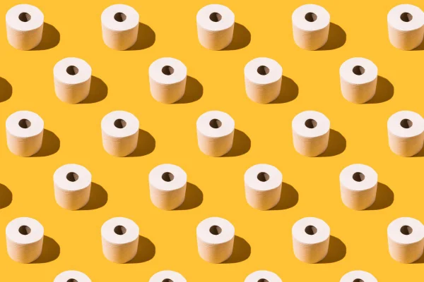Foto colorida de um papel higiênico - Metrópoles