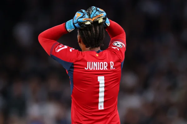 Imagem colorida do goleiro Junior Luis