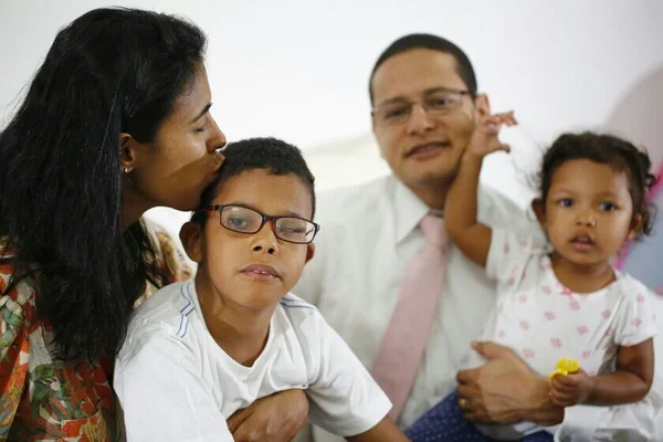 Famílias que aceitam adotar crianças negras e pardas são maioria no DF