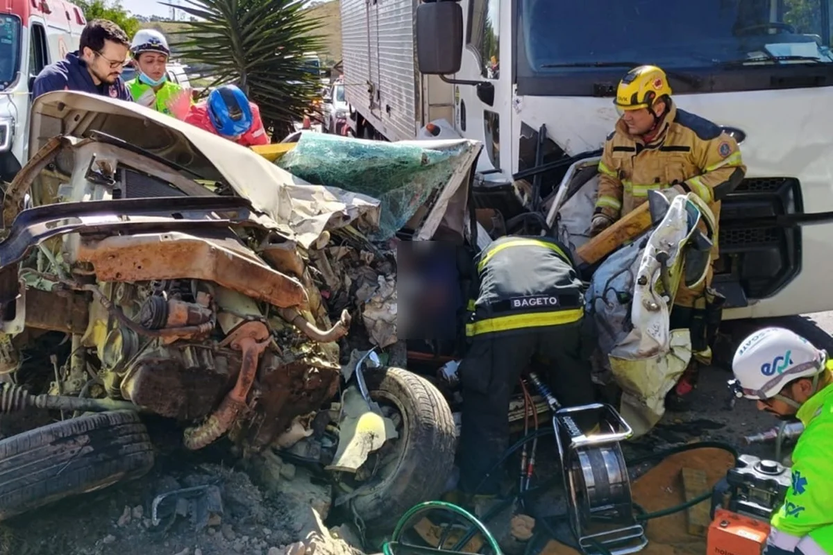 Acidente entre quatro veículos deixa 13 feridos na BR-040, em Carandaí