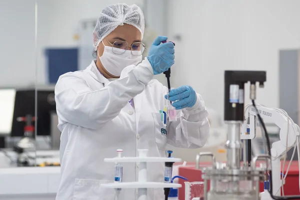 Cientista em laboratório