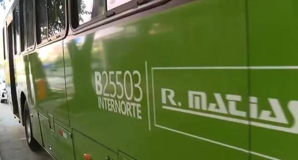 imagem colorida passageiros pulam de onibus em movimento rj