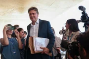 O senador Camilo Santana, o ministro-chefe da secretaria-Geral da Presidência Guilherme Boulos e o presidente do PT Edinho Silva, formaliza a autorização de quebra de sigilo de Lula no TSE. 
