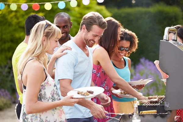 Homens comem mais e mulheres menos, quando estão em grupo