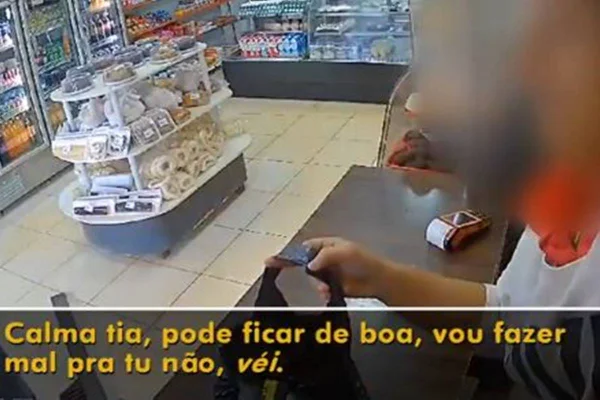 Ladrão armado “consola” vítima desesperada com assalto: “Calma, tia”