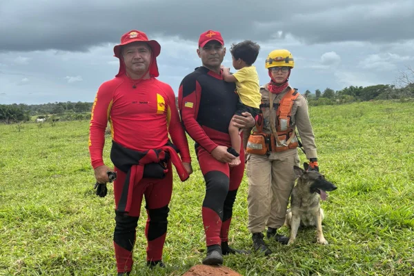 Imagem colorida de menino de 4 anos , encontrado após desaparecer em pesque-pague