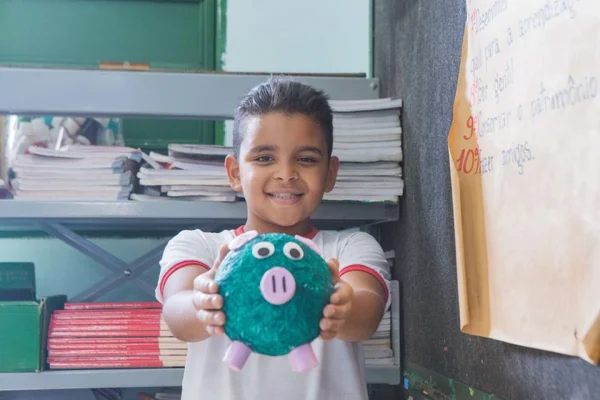 Poupando em cofrinhos, crianças do DF dão aula de educação financeira