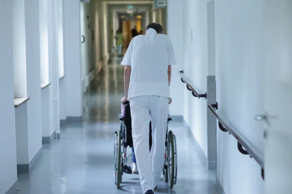 Empresário se passava por médico dentro de uma UBS, realizava exames de ultrassom sem ter formação e assinava documentos em nome de outros - Metrópoles