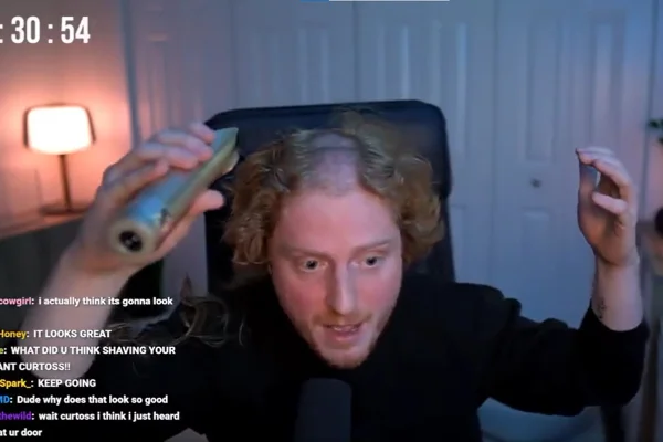Foto colorida de streamer com marca de headset gmaer na cabeça