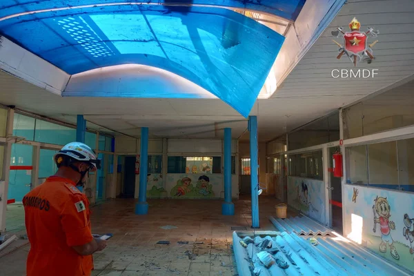 telhado com painel azul com abertura na lateral