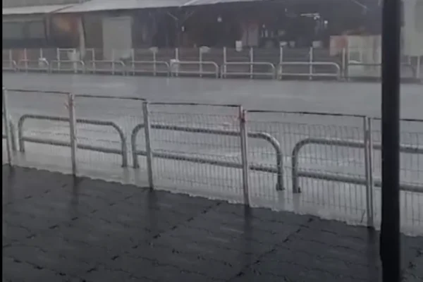 Imagem colorida de chuva em sambódromo do Anhembi, atingido por fortes ventos - Metrópoles