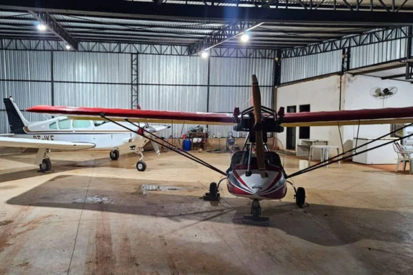 Imagem colorida mostra avião em aeroporto clandestino alvo de operação da PF. Metrópoles