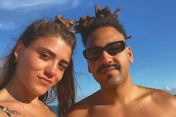 Na foto colorida, um homem e uma mulher posam em frente a céu azul - Metrópoles