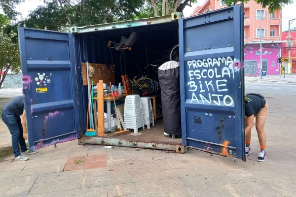 imagem colorida mostra contêiner de projeto social bike anjo. dentro do equipamento estão bancos de plástico empilhados e bicicletas - metrópoles