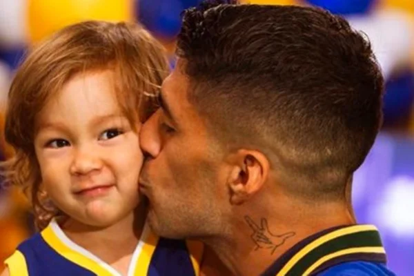 Luis Suárez com seu filho Lautaro