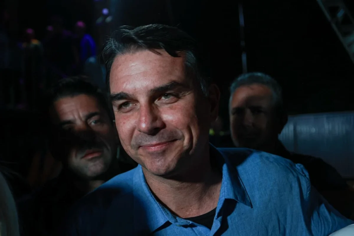 Flávio Bolsonaro deixa convenção do PL no Distrito Federal
Flávio Bolsonaro deixa convenção do PL no Distrito Federal