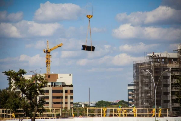 Imagem colorida de obra da construção civil, que provoca ruídos em SP