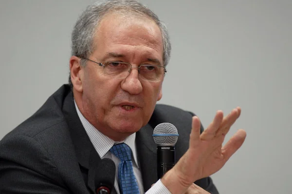 Imagem colorida de Franklin Martins