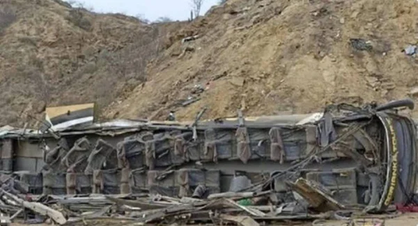 Peru: ônibus cai em desfiladeiro e ao menos 25 passageiros morrem