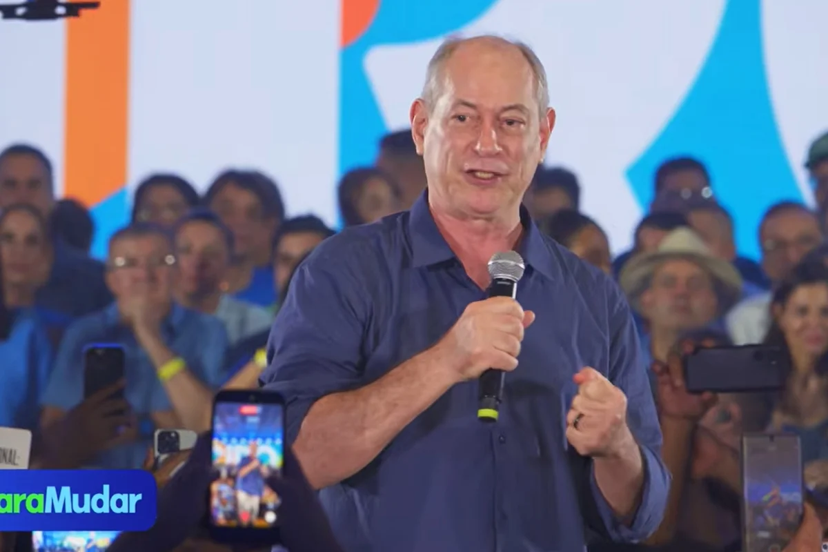 Ciro Gomes, agora no PSDB, lidera a disputa ao governo do Ceará Ciro Gomes, agora no PSDB, lidera a disputa ao governo do Ceará