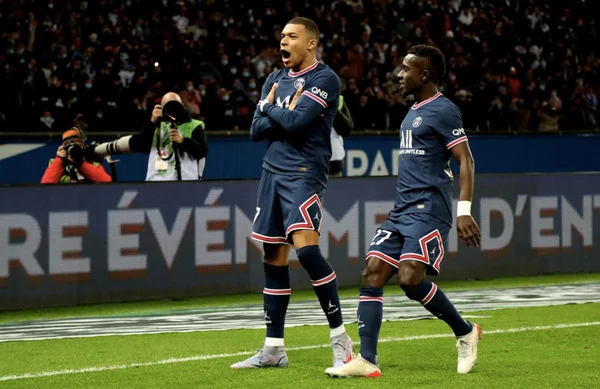 Mbappé comemora gol contra o Monaco