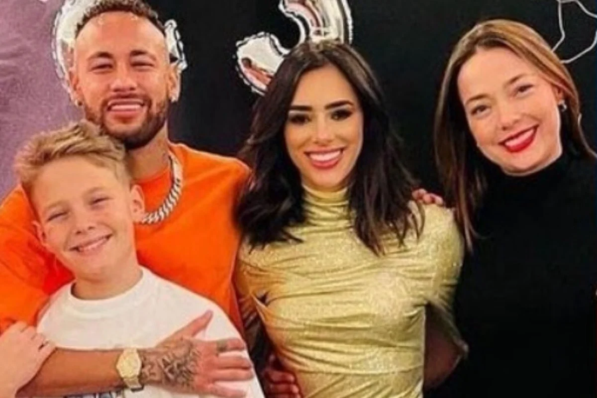 Neymar, Davi Lucca, Bruna Biancardi e Carol Dantas posam jutos e sorridentes Neymar, Davi Lucca, Bruna Biancardi e Carol Dantas posam jutos e sorridentes