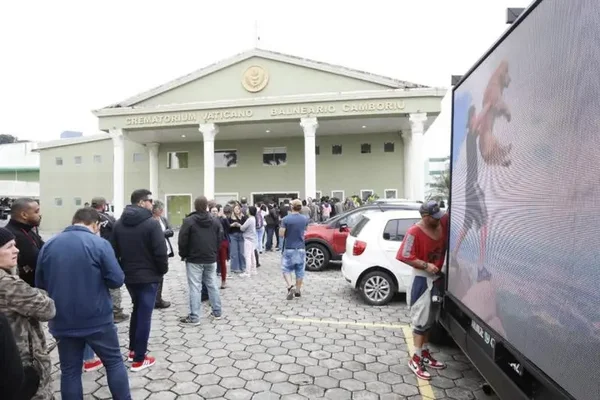 Fãs fazem fila para se despedir de Jesse Koz em Santa Catarina