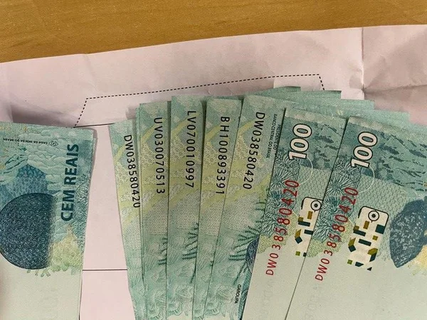 imagem colorida de notas de R$ 100 falsas - Metrópoles