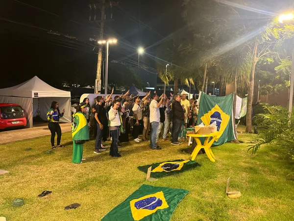 Apoiadores rezam no domingo de páscoa (20/04/2025) em frente ao Hospital DF Star, onde o ex-presidente Jair Bolsonaro está internado.