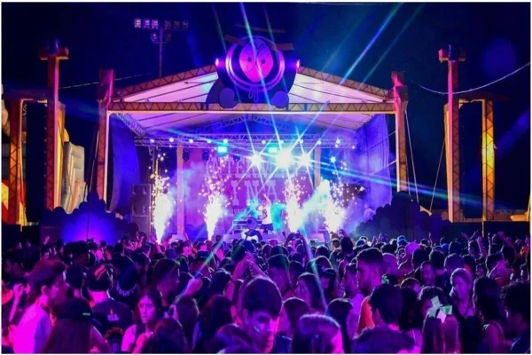 Jovens reunidos perto de palco de show