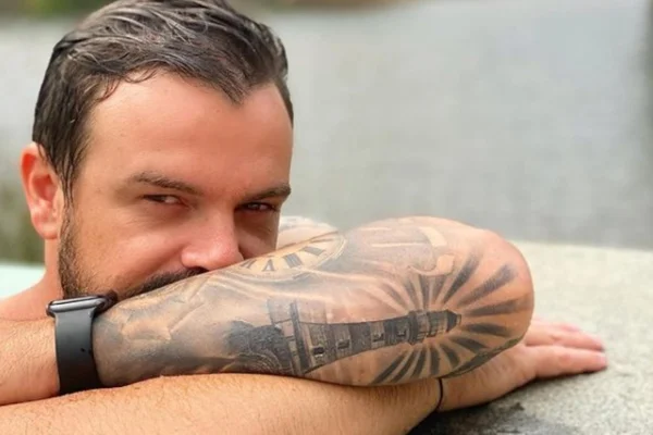 Discreto, namorado de Paolla Oliveira surpreende fãs com foto do casal
