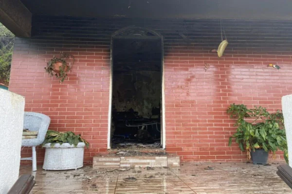 Rio: suposto pastor é preso após incendiar casa com familiares dentro