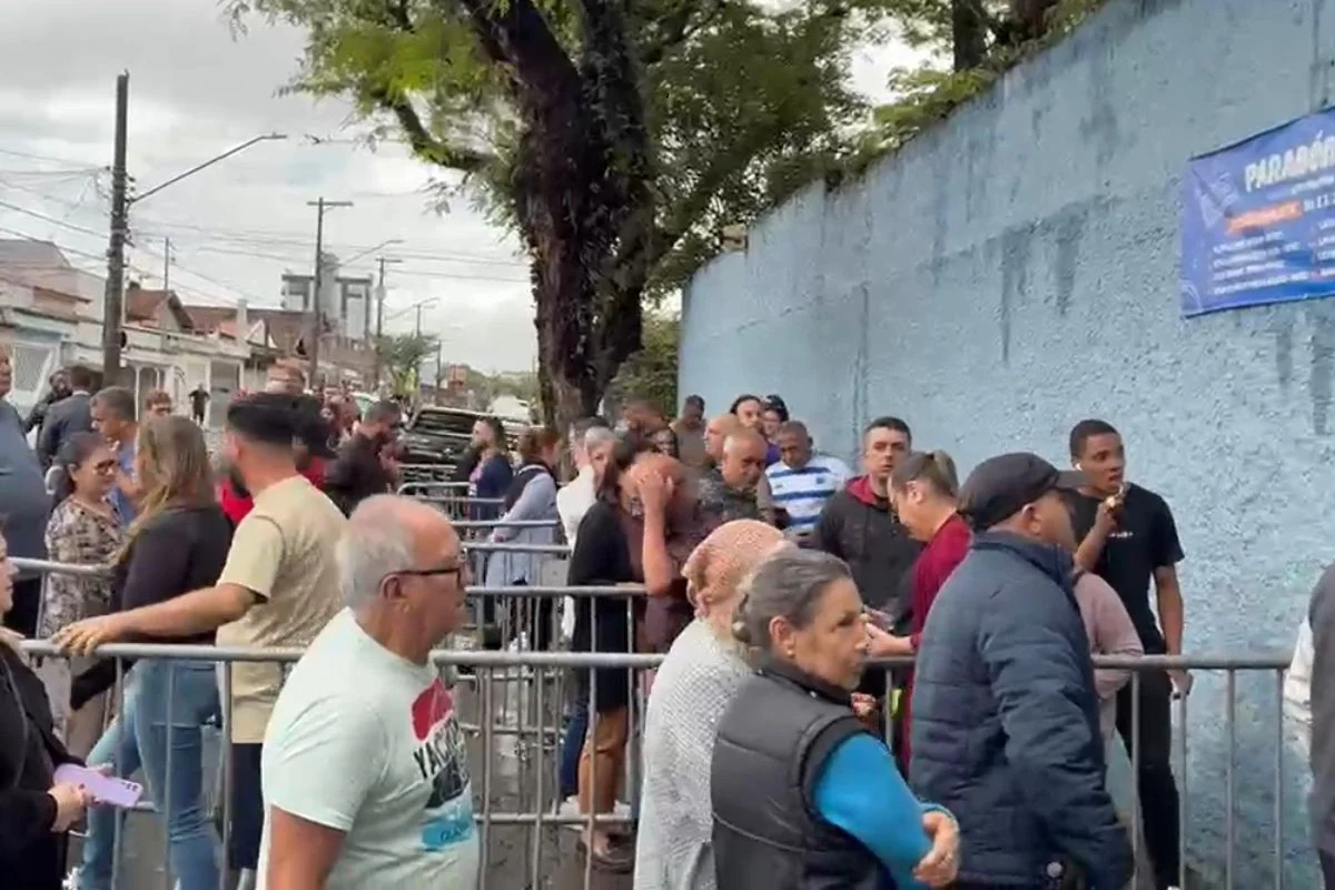 Lula ergue bandeira do Brasil após votar em São Bernardo do Campo - imagem 1 Lula ergue bandeira do Brasil após votar em São Bernardo do Campo - imagem 1
