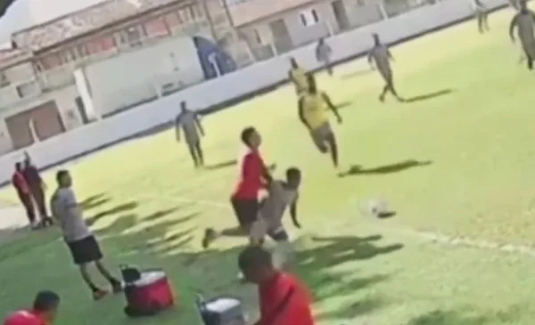 Jogador do Vitória acerta carrinho em técnico e time cai na risada