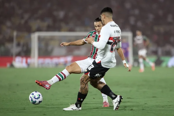 Disputa de bola em Fluminense x São Paulo no Maracanã
