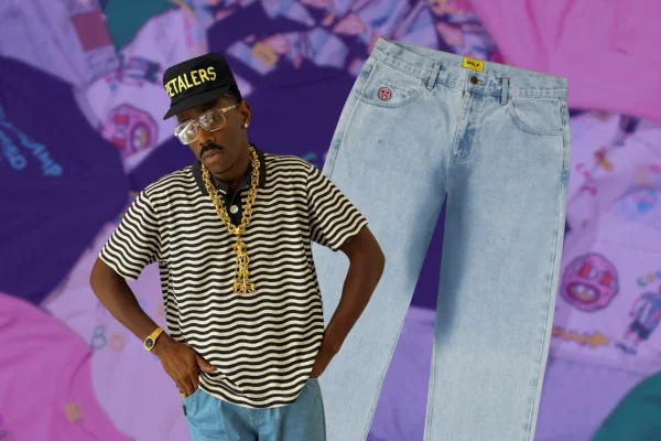 A imagem consiste em uma montagem do rapper Tyler, the Creator ao lado de uma calça com mancha de xixi - Metrópoles