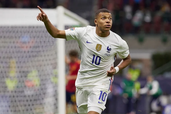 Mbappé marca o gol do título para a França