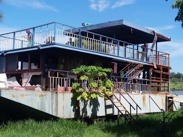 Barco abandonado é retirado da orla do Lago Paranoá