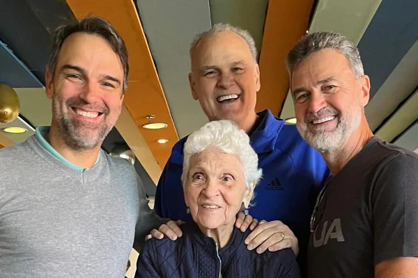 Oscar e Tadeu Schmidt com a mãe, Jandira