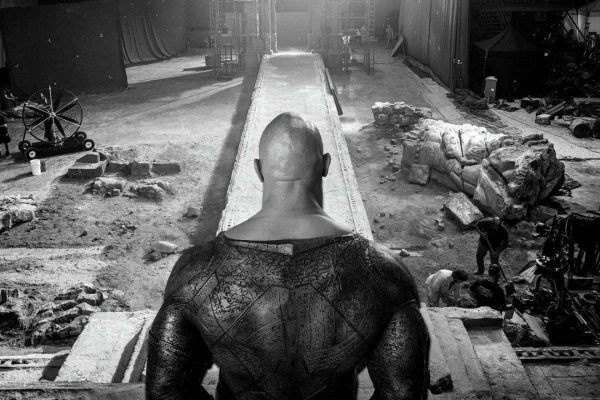 The Rock surge com o traje de Adão Negro e leva fãs à loucura