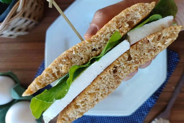 sanduíche com queijo e alface