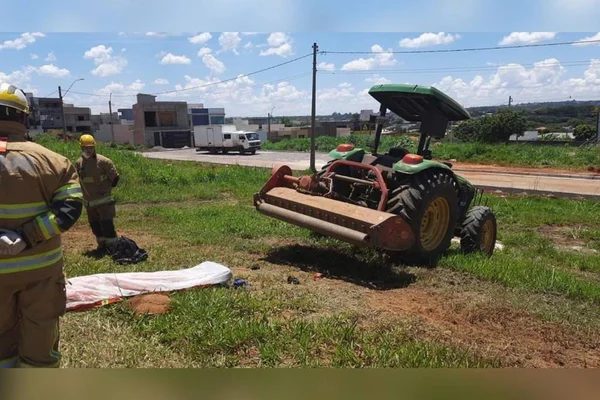 Imagem colorida de um trator parado em uma área verde - Metrópoles