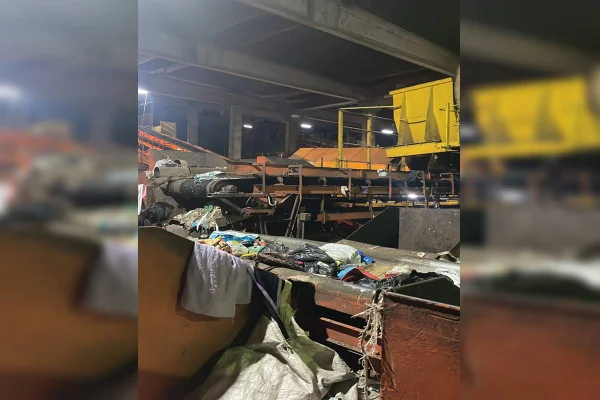 Máquinas em usina de lixo